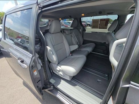 Used 2019 Toyota Sienna XLE FWD image 13