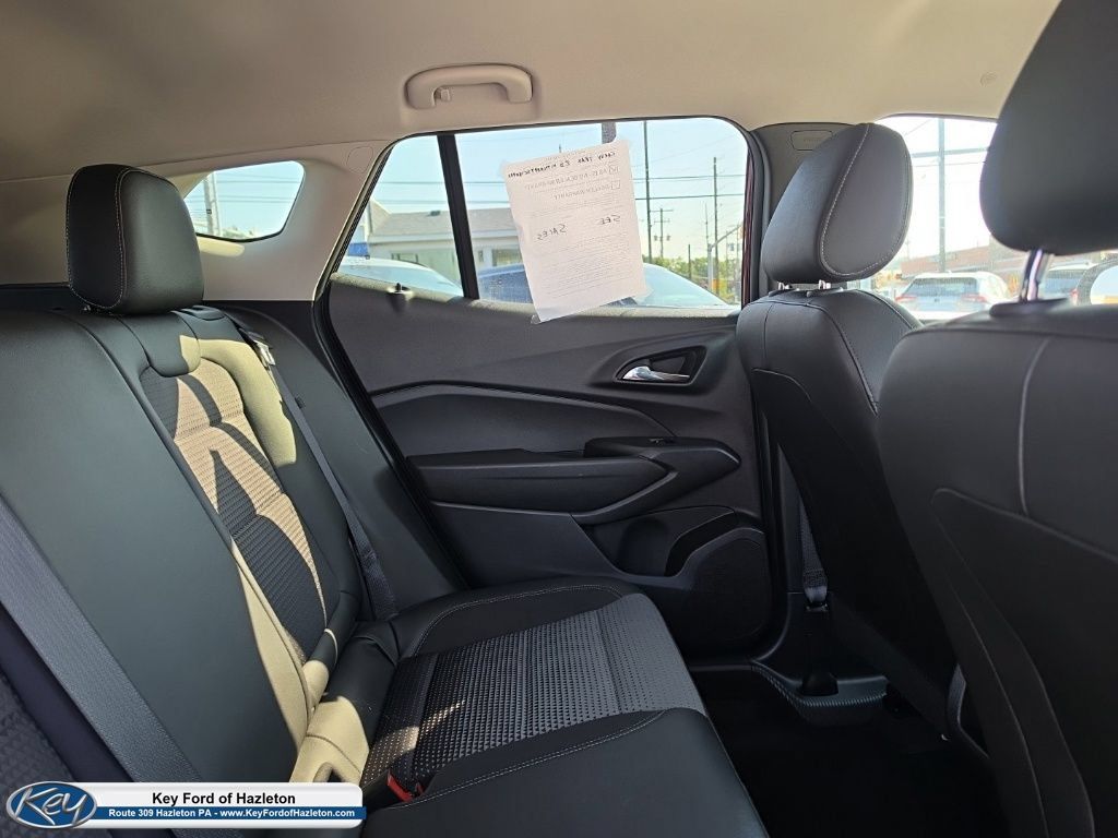 Used 2025 Chevrolet Trax LT FWD image 42