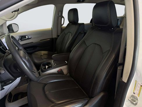 Used 2023 Chrysler Pacifica Touring-L FWD image 32