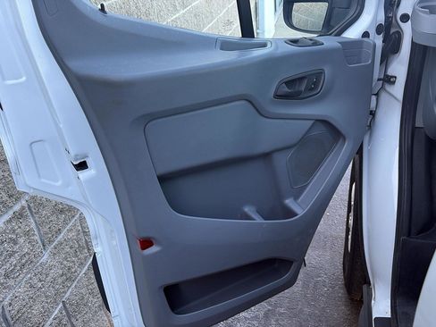 Used 2018 Ford Transit 150 XLT image 4