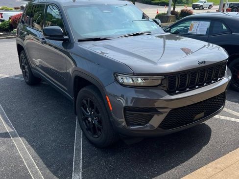 Used 2024 Jeep Grand Cherokee Altitude AWD/4WD image 2