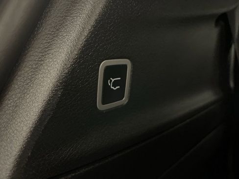 Used 2025 Chrysler Voyager LX image 29