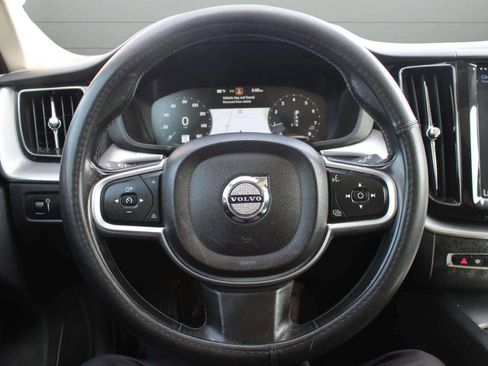 Used 2019 Volvo XC60 T5 Momentum w/ Multimedia Package image 20