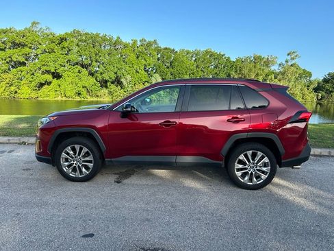 Used 2020 Toyota RAV4 XLE Premium image 2