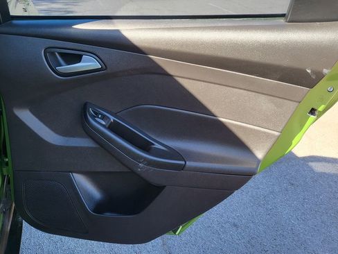 Used 2018 Ford Focus SE w/ SE Appearance Package image 18