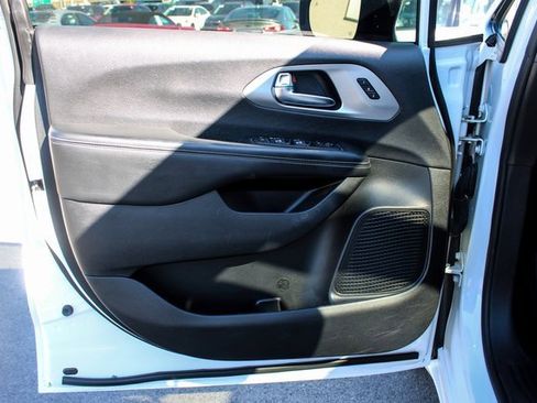 Used 2023 Chrysler Pacifica Limited w/ S Appearance Package image 10