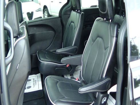 Used 2026 Chrysler Pacifica Limited FWD image 13