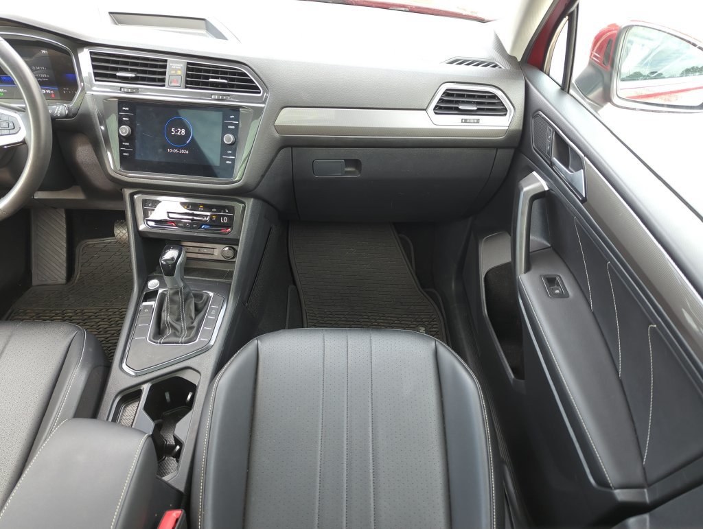 Used 2023 Volkswagen Tiguan SE w/ Panoramic Sunroof Package FWD image 16