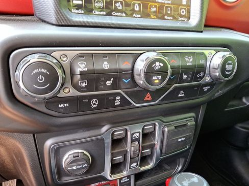 Used 2022 Jeep Wrangler Unlimited Rubicon w/ LED Lighting Group AWD/4WD image 19