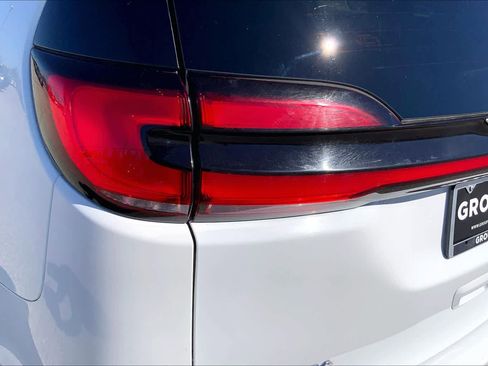 Used 2023 Chrysler Pacifica Touring-L image 27