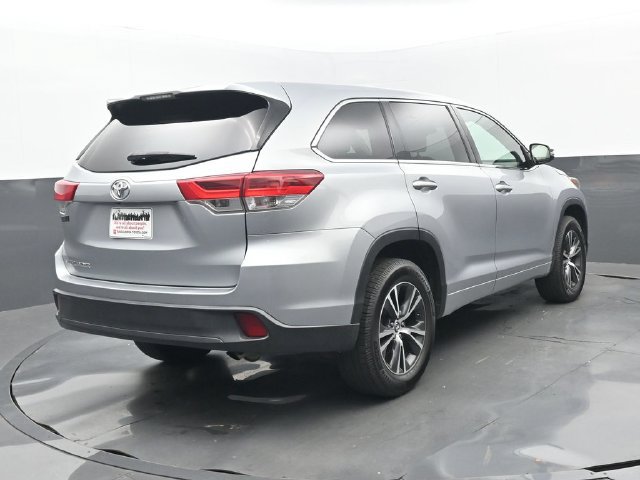 Used 2017 Toyota Highlander LE FWD image 6
