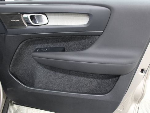 Used 2023 Volvo XC40 B4 Ultimate FWD image 25
