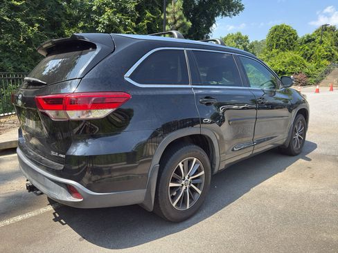 Used 2018 Toyota Highlander XLE AWD/4WD image 3
