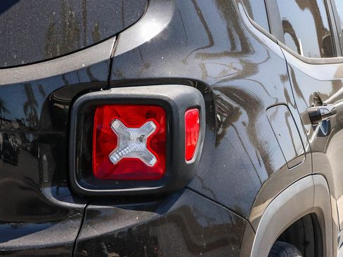 Used 2017 Jeep Renegade Altitude FWD image 11