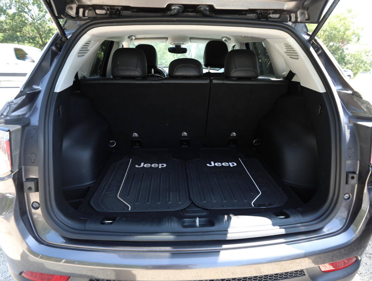 Used 2018 Jeep Compass Latitude w/ Popular Equipment Group FWD image 12