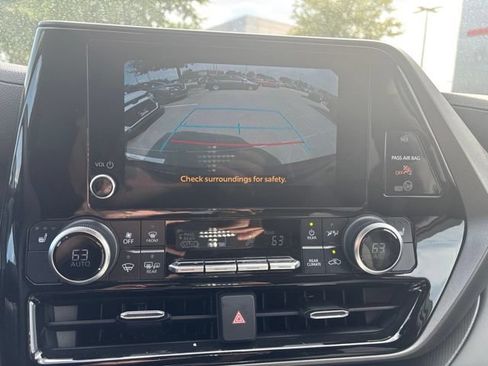Used 2023 Toyota Highlander XLE FWD image 12