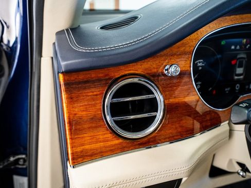 Used 2021 Bentley Bentayga image 37