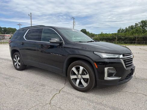 Used 2022 Chevrolet Traverse LT w/ LT Premium Package AWD/4WD image 4