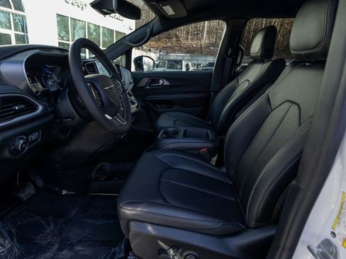 New 2026 Chrysler Pacifica Select image 23