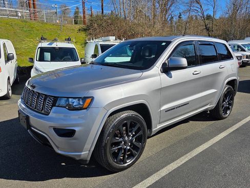 Used 2020 Jeep Grand Cherokee Altitude image 3
