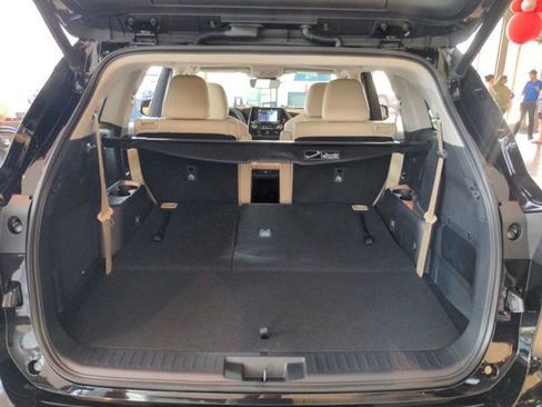 Used 2021 Toyota Highlander Limited FWD image 13