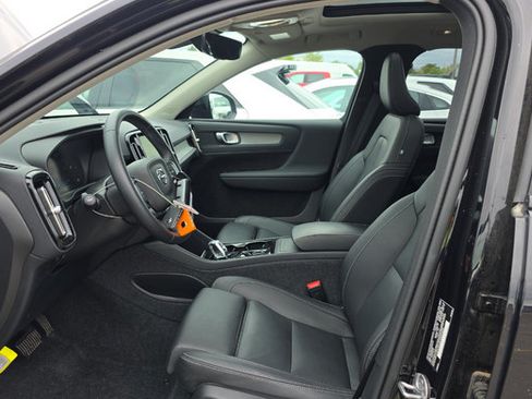 Used 2025 Volvo XC40 B5 Plus AWD/4WD image 5