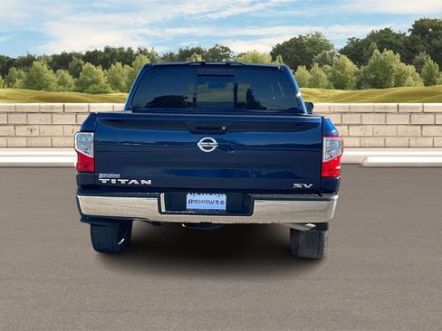Used 2018 Nissan Titan SV image 4