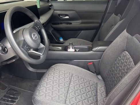 Used 2025 Nissan Kicks SV w/ SV Premium Package FWD image 5