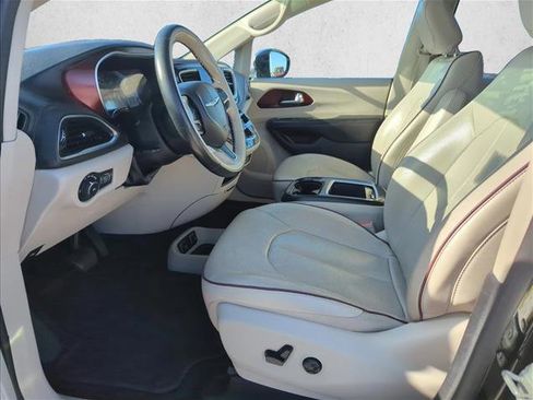 Used 2020 Chrysler Pacifica Limited image 13