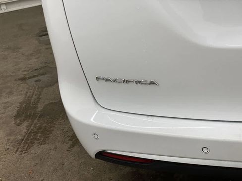 Used 2024 Chrysler Pacifica Touring-L image 10