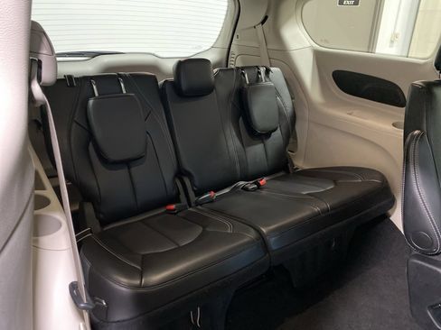 Used 2024 Chrysler Pacifica Touring-L image 18