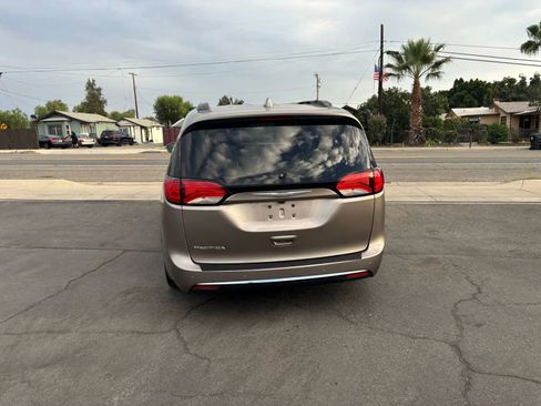 Used 2017 Chrysler Pacifica Touring-L image 7
