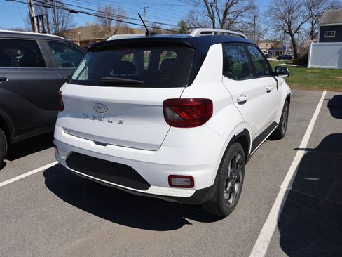 Used 2023 Hyundai Venue Limited image 6