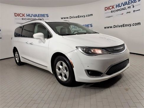 Used 2017 Chrysler Pacifica Touring-L Plus image 3