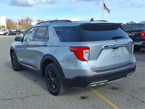 Used 2022 Ford Explorer XLT w/ Equipment Group 202A image 7