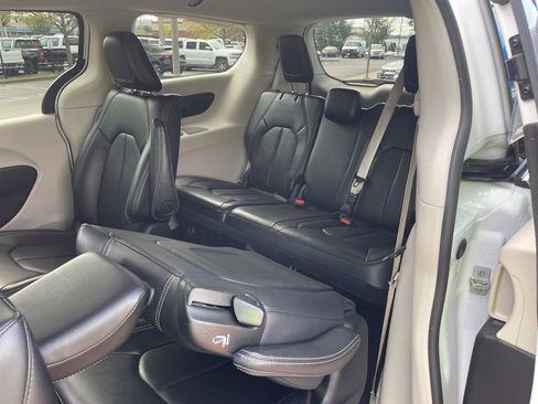Used 2024 Chrysler Pacifica Select image 13