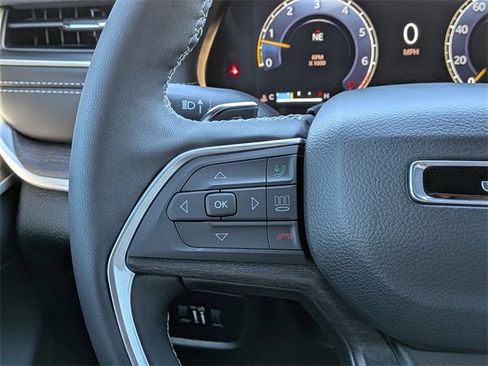 New 2025 Jeep Grand Cherokee Limited w/ Black Appearance Package image 28