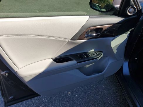 Used 2017 Honda Accord EX-L image 19