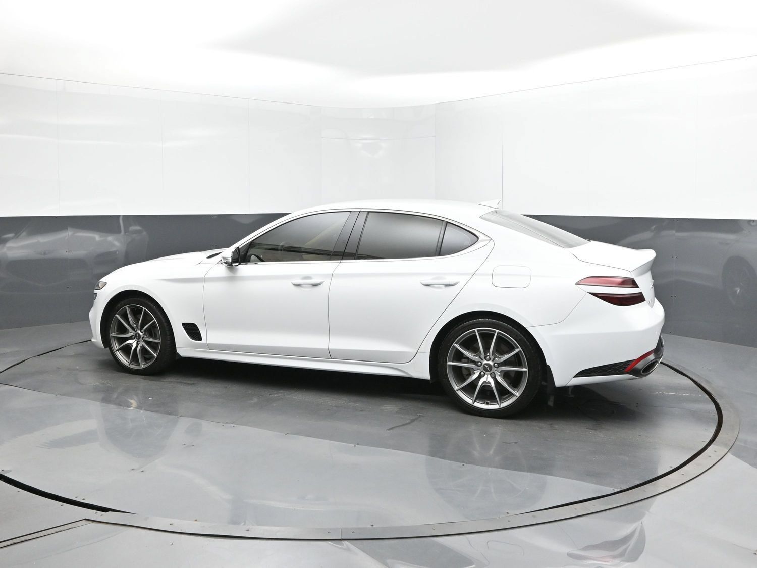 Used 2022 Genesis G70 3.3T RWD image 5