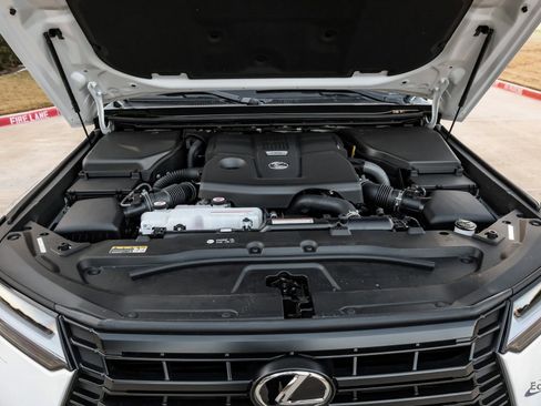 Used 2025 Lexus GX 550 w/ Accessory Package (2T) image 3