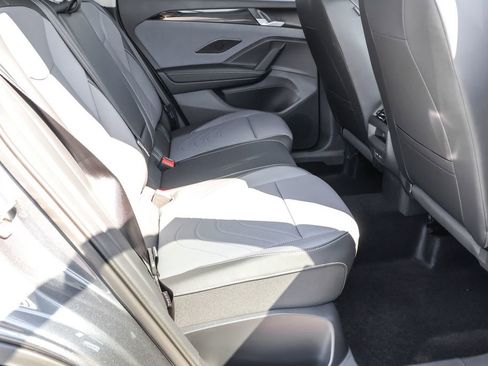 Used 2025 Volkswagen Tiguan SE image 30