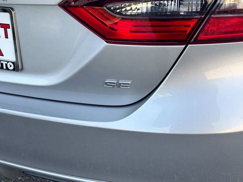 Used 2022 Toyota Camry SE w/ Convenience Package FWD image 9
