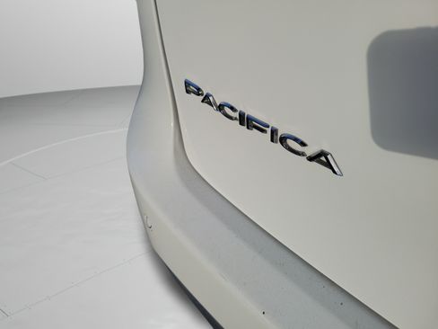 Used 2025 Chrysler Pacifica Select FWD image 8