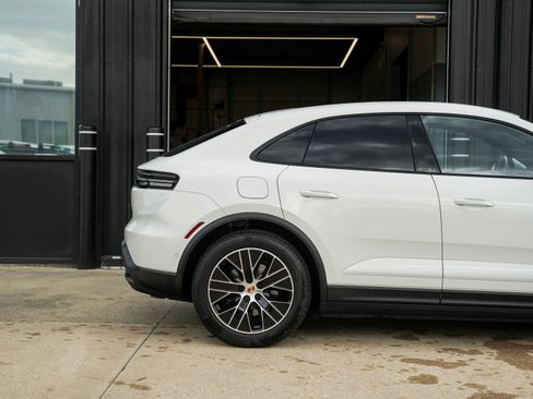 Certified 2025 Porsche Macan Electric image 14