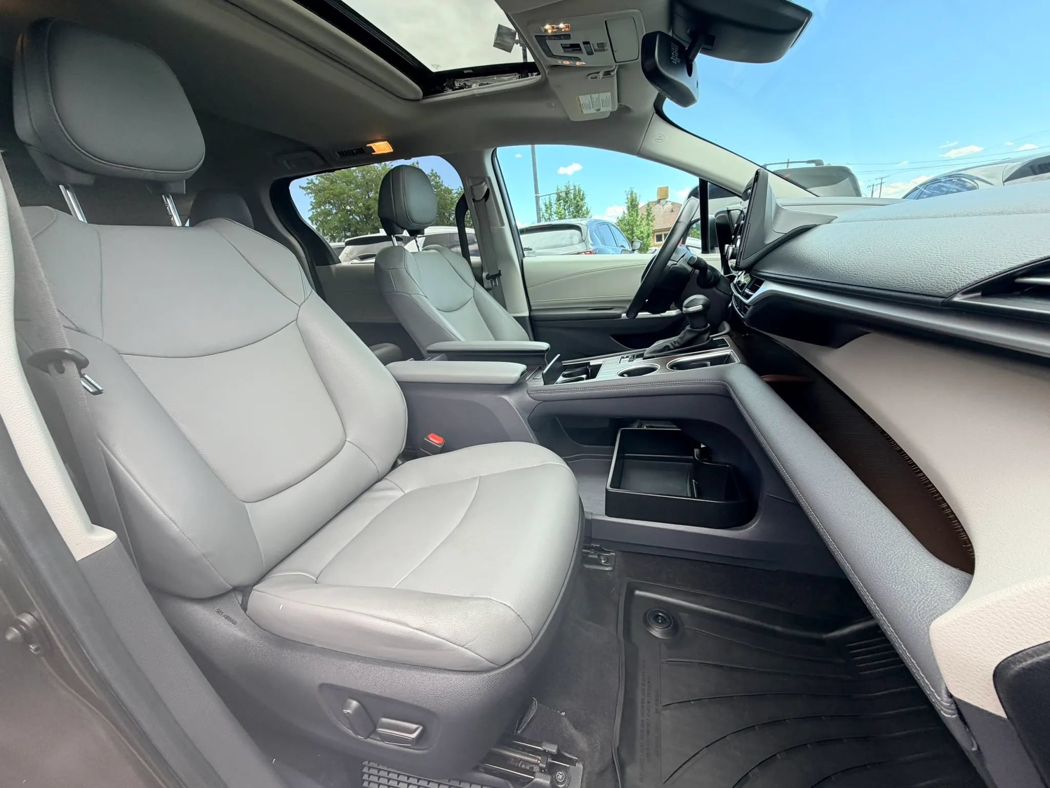 Used 2023 Toyota Sienna XLE AWD/4WD image 25
