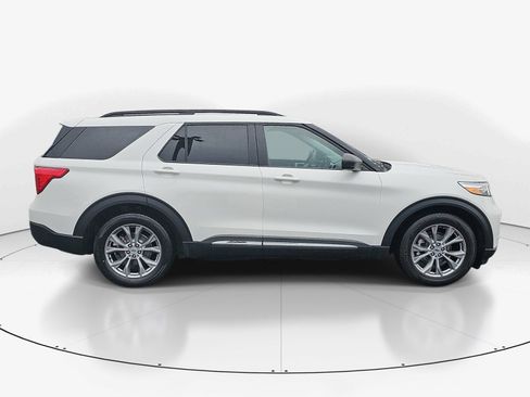 Used 2023 Ford Explorer XLT w/ Equipment Group 202A RWD image 2