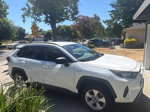 Used 2019 Toyota RAV4 LE w/ All Weather Liner Package AWD/4WD image 1