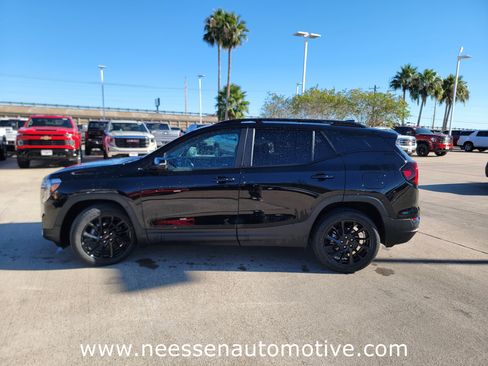 Used 2024 GMC Terrain SLE w/ Elevation Edition image 4