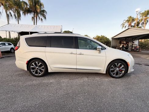Used 2017 Chrysler Pacifica Limited FWD image 4