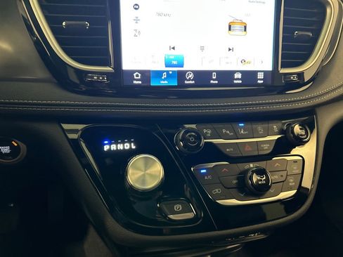 New 2025 Chrysler Pacifica Select image 24